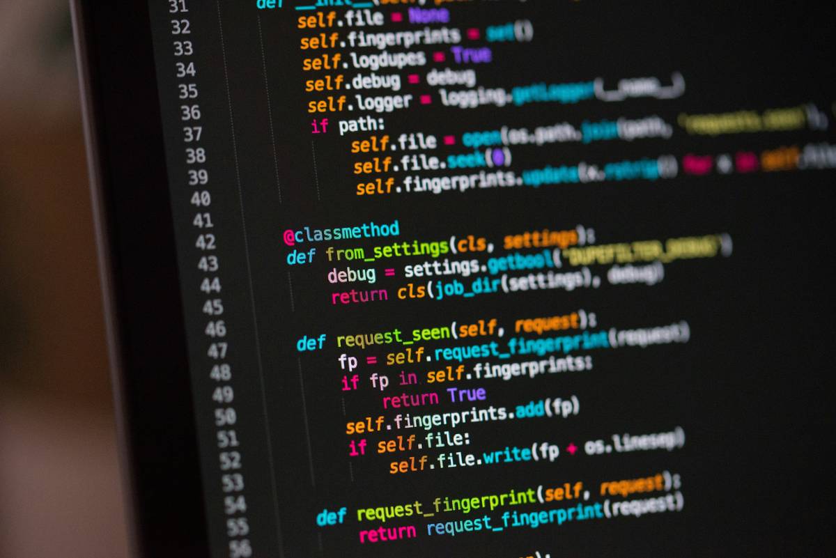 Side-by-side comparison of what is common table expressions ctes versus subqueries in online education analytics